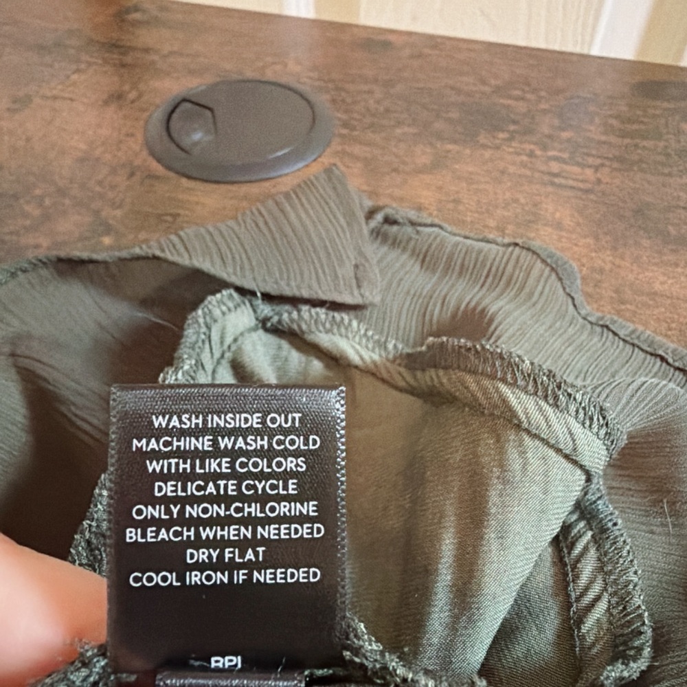 Simply Vera Vera Wang Olive Green V-Neck Sleeveless Tank, Oldie but Goodie!! - Picture 4 of 9